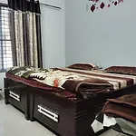 Vardaan Paying Guest House
