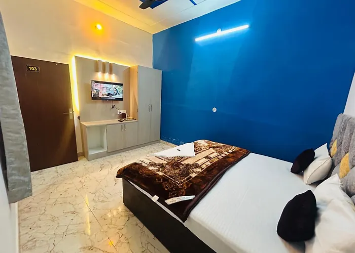 Divya Darshan Guest House, 100M From Shri Ram Janam Bhoomi Ayodhya Dham