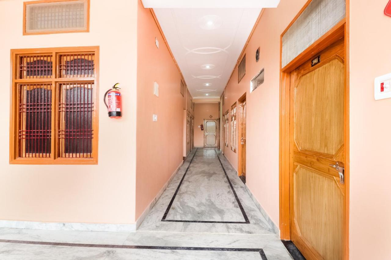 Oyo 41419 Balaji Palace 3*