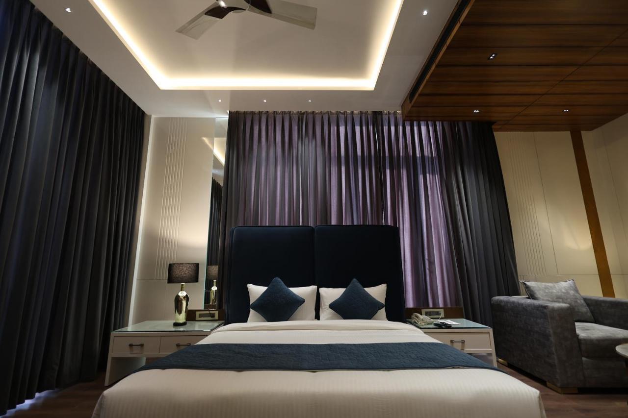 Hotel The Ramayana Hotel,