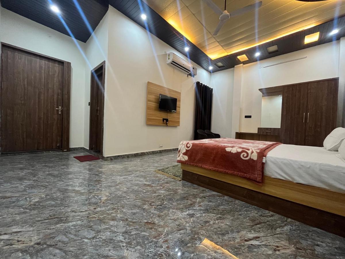 Jb Square And Lawn Hotel 3*
