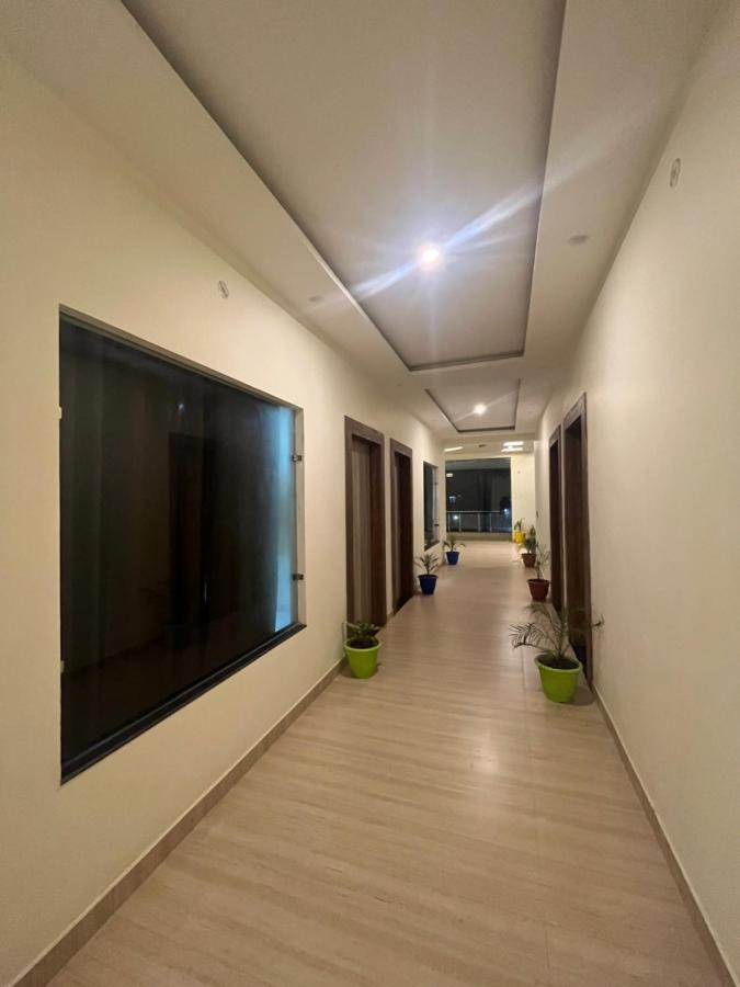 Jb Square And Lawn Hotel 3*