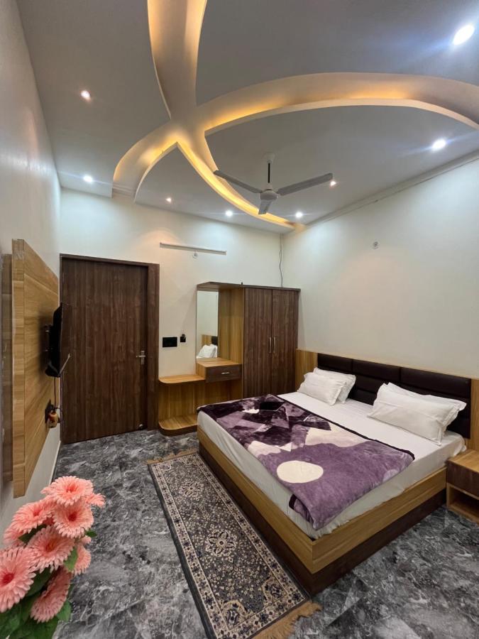 Hotel Jb Square And Lawn Ayodhya