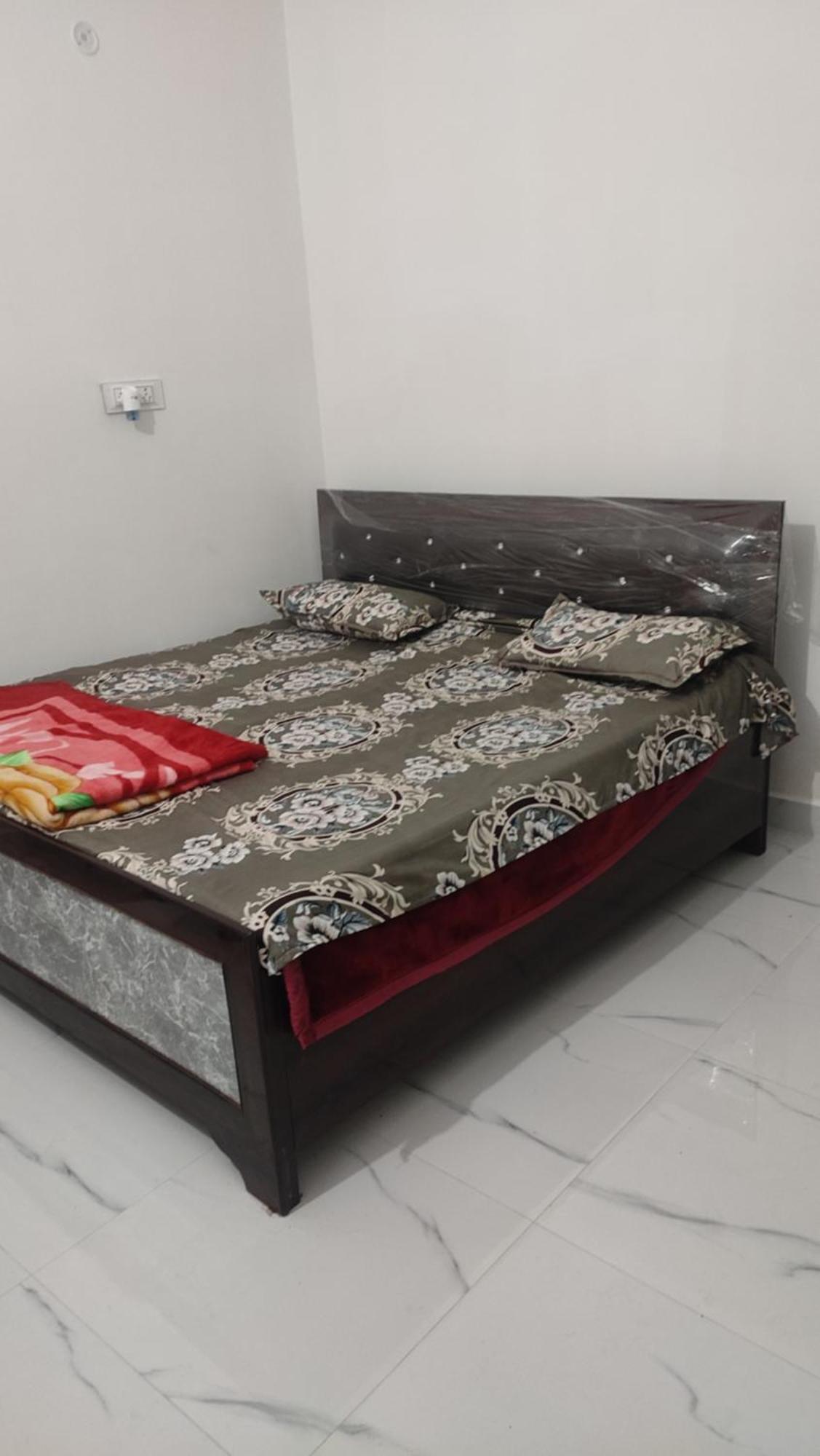 Shanti And Restaurant Just 1500 Meter Sri Ram Mandir Near Dham Station
