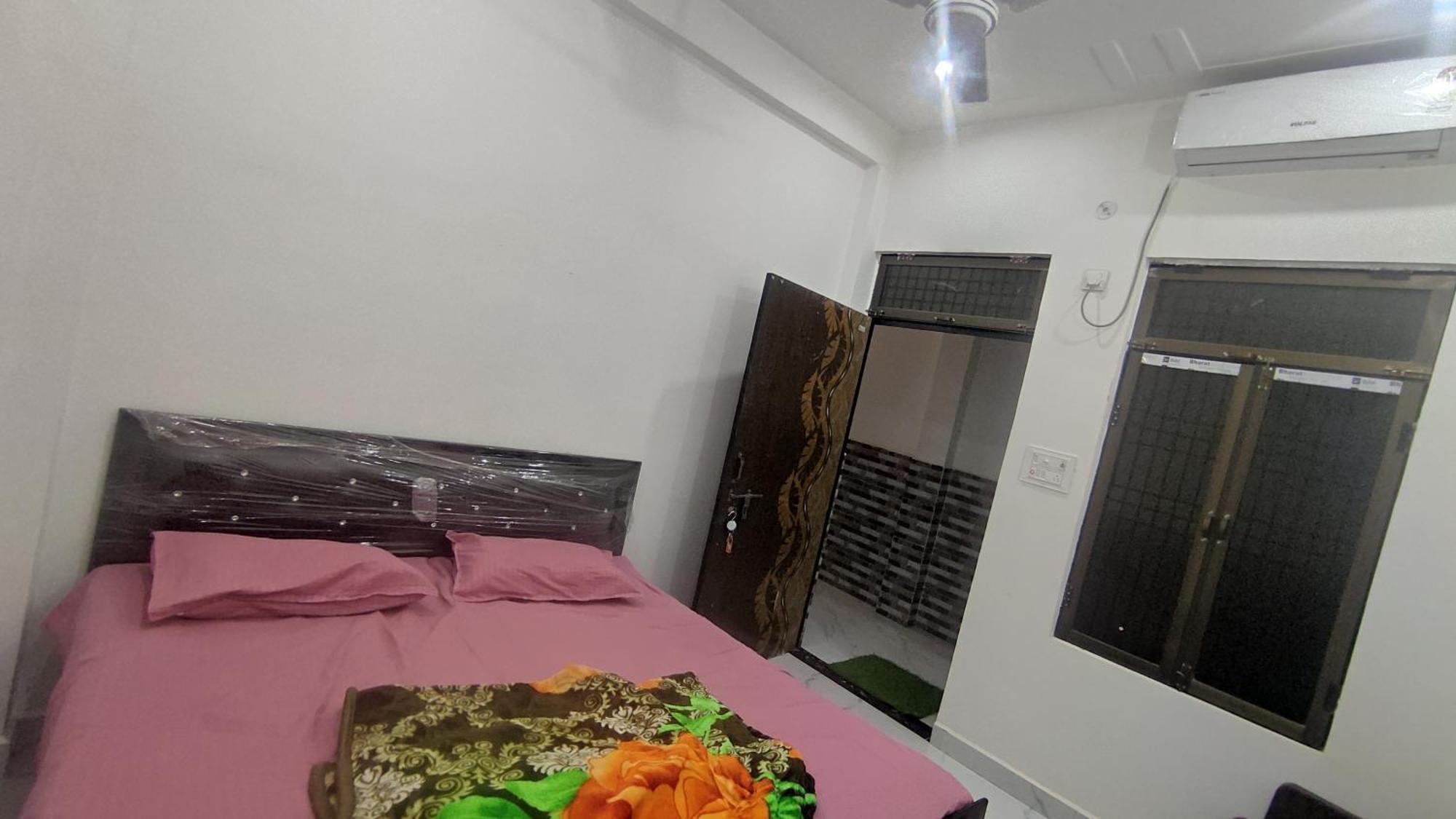 Shanti And Restaurant Just 1500 Meter Sri Ram Mandir Near Dham Station Homestay