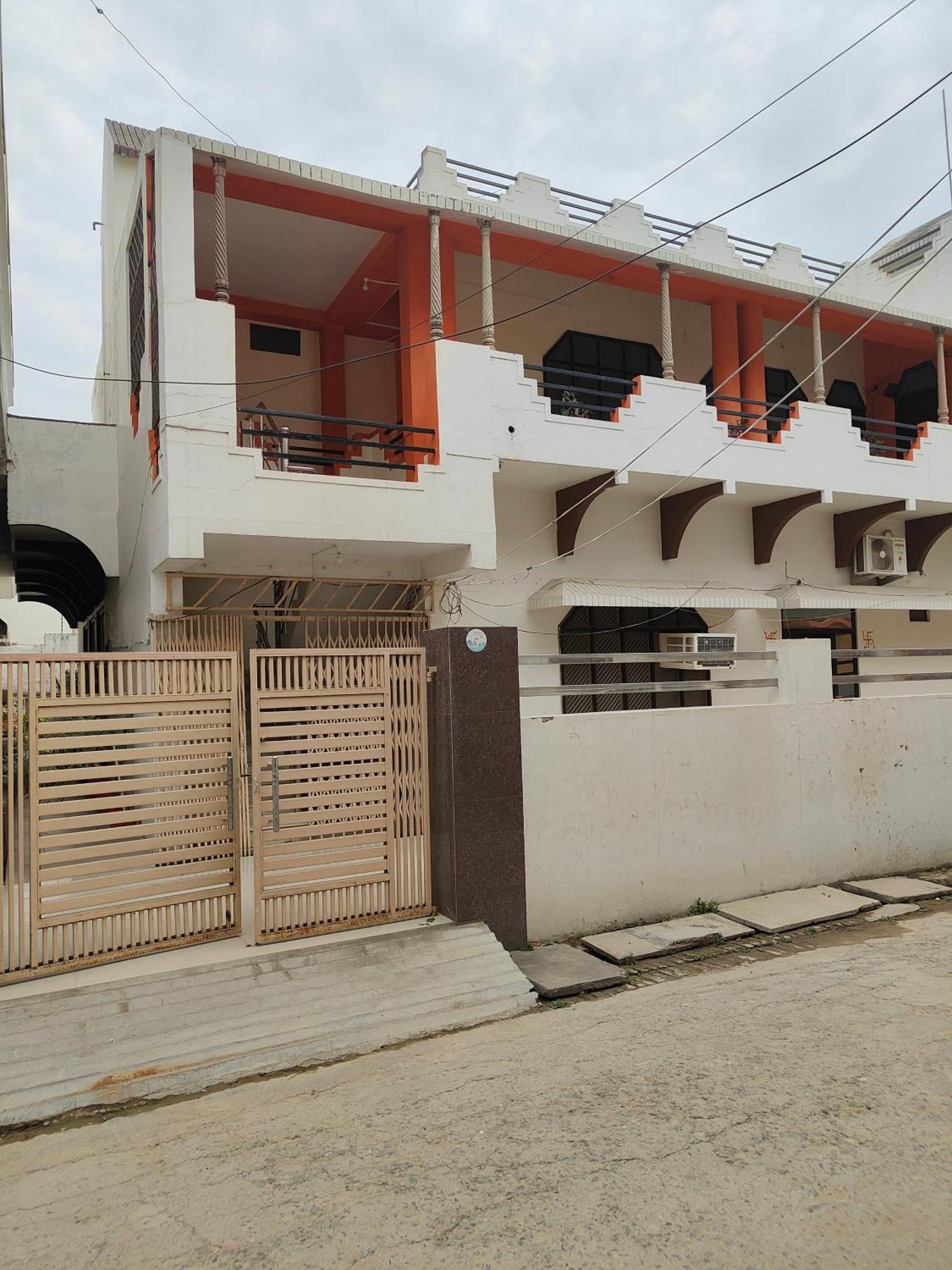 Apartment Shantiniketan 4bhk Comfortable Family In Ayodhya