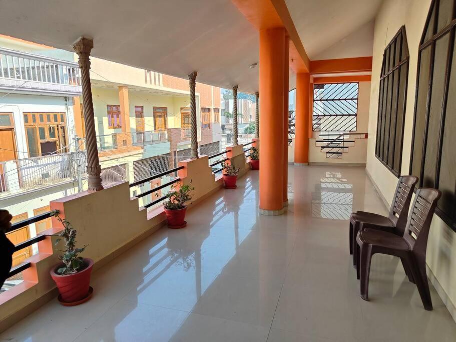 Shantiniketan - Comfortable In * Ayodhya