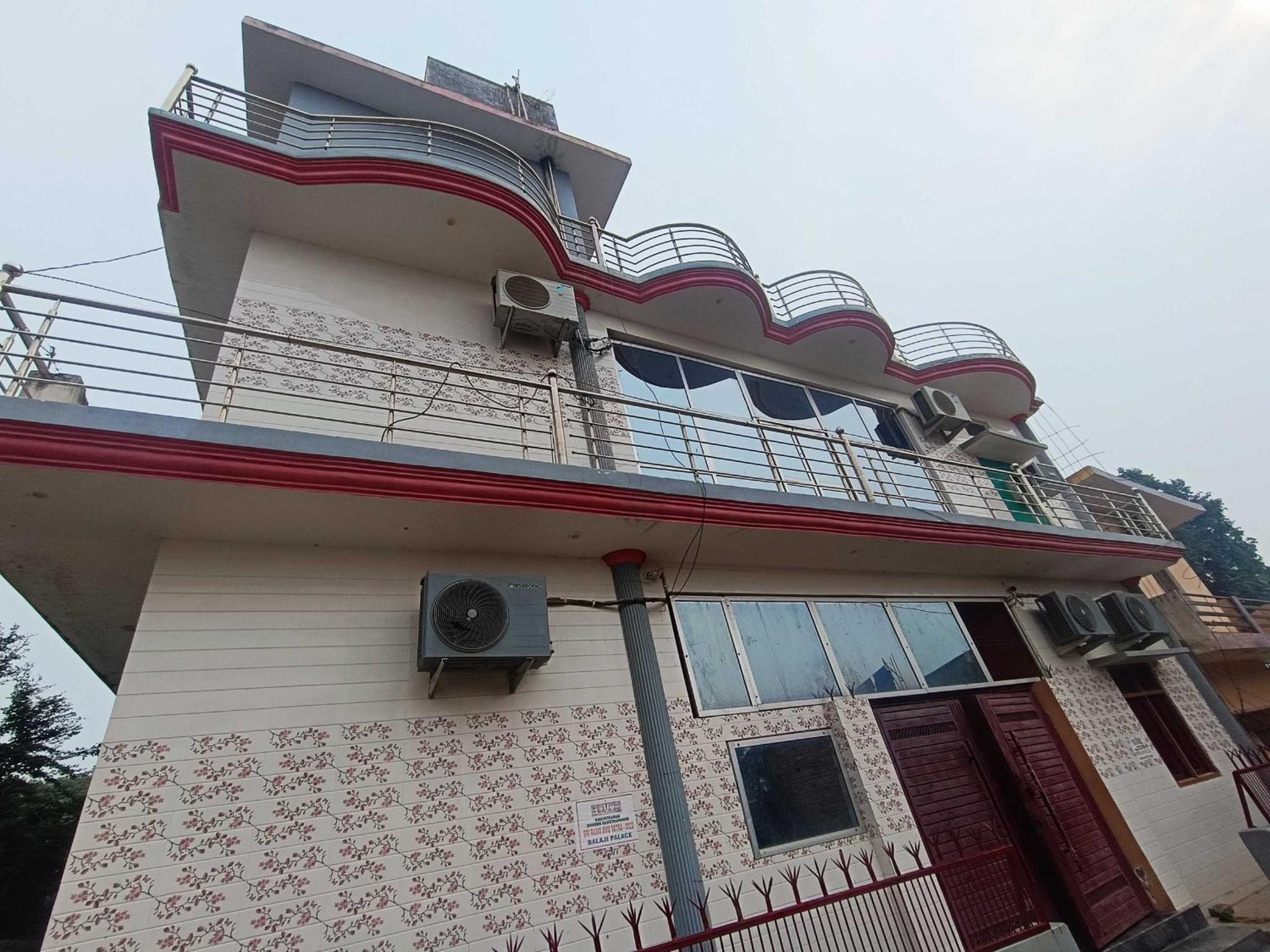 Oyo 82076 Balaji Palace 4*
