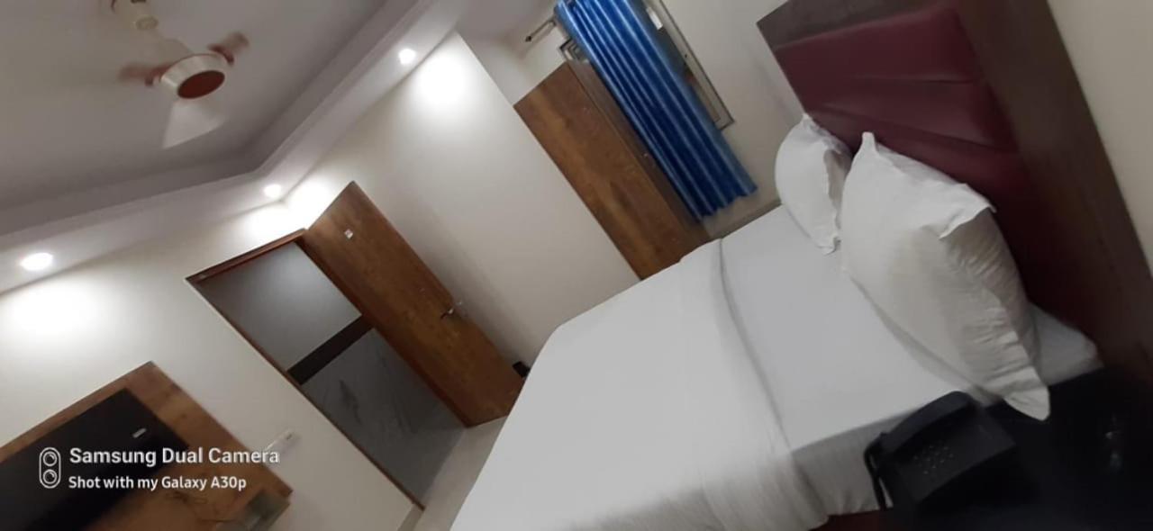 R K Palace And Near 700 Meter From Ram Lala Temple Homestay