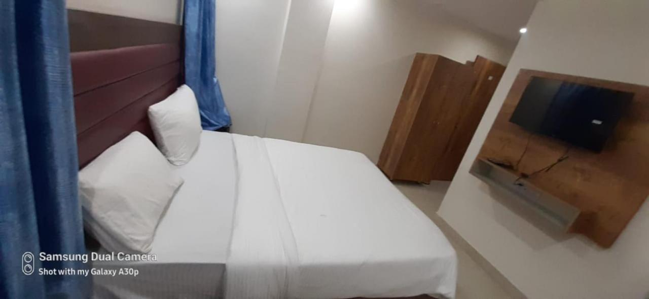R K Palace And Near 700 Meter From Ram Lala Temple Homestay *