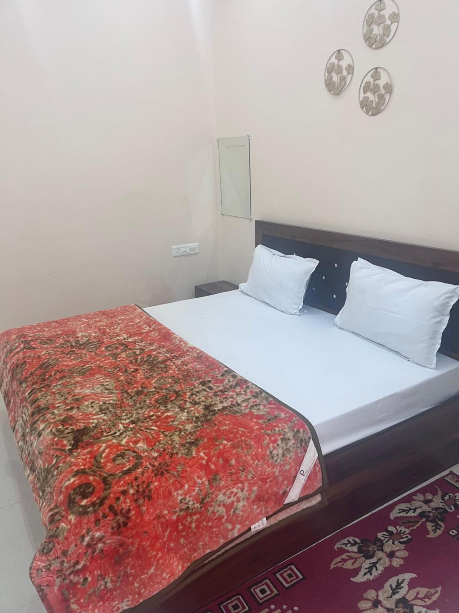R K Palace And Near 700 Meter From Ram Lala Temple Homestay *