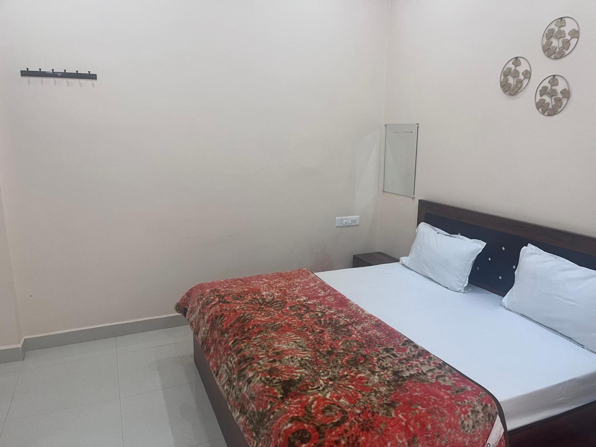Homestay R K Palace And Near 700 Meter From Ram Lala Temple *
