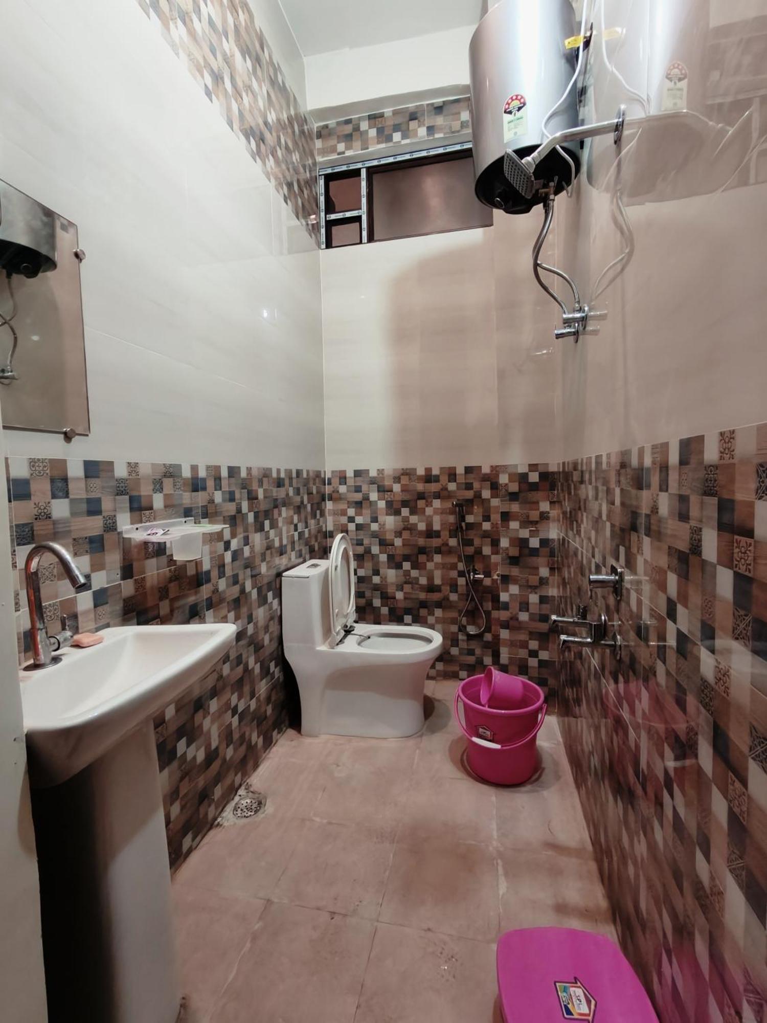 Guest house Shree Radha Palace 5 Minutes Walking Distance From Ayodhyadham Railway Station & Shree Ram Temple
