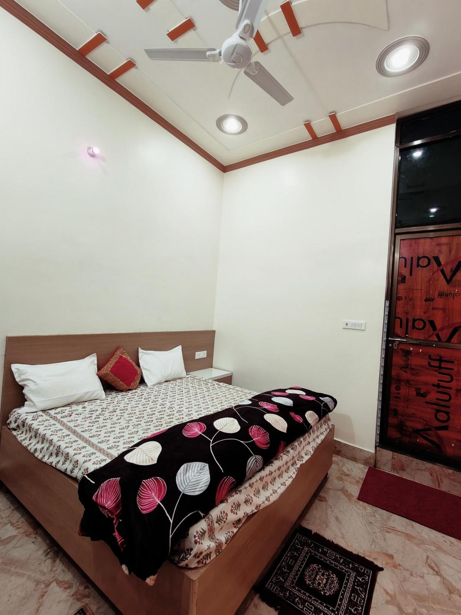 Shree Radha Palace 5 Minutes Walking Distance From Ayodhyadham Railway Station & Shree Ram Temple