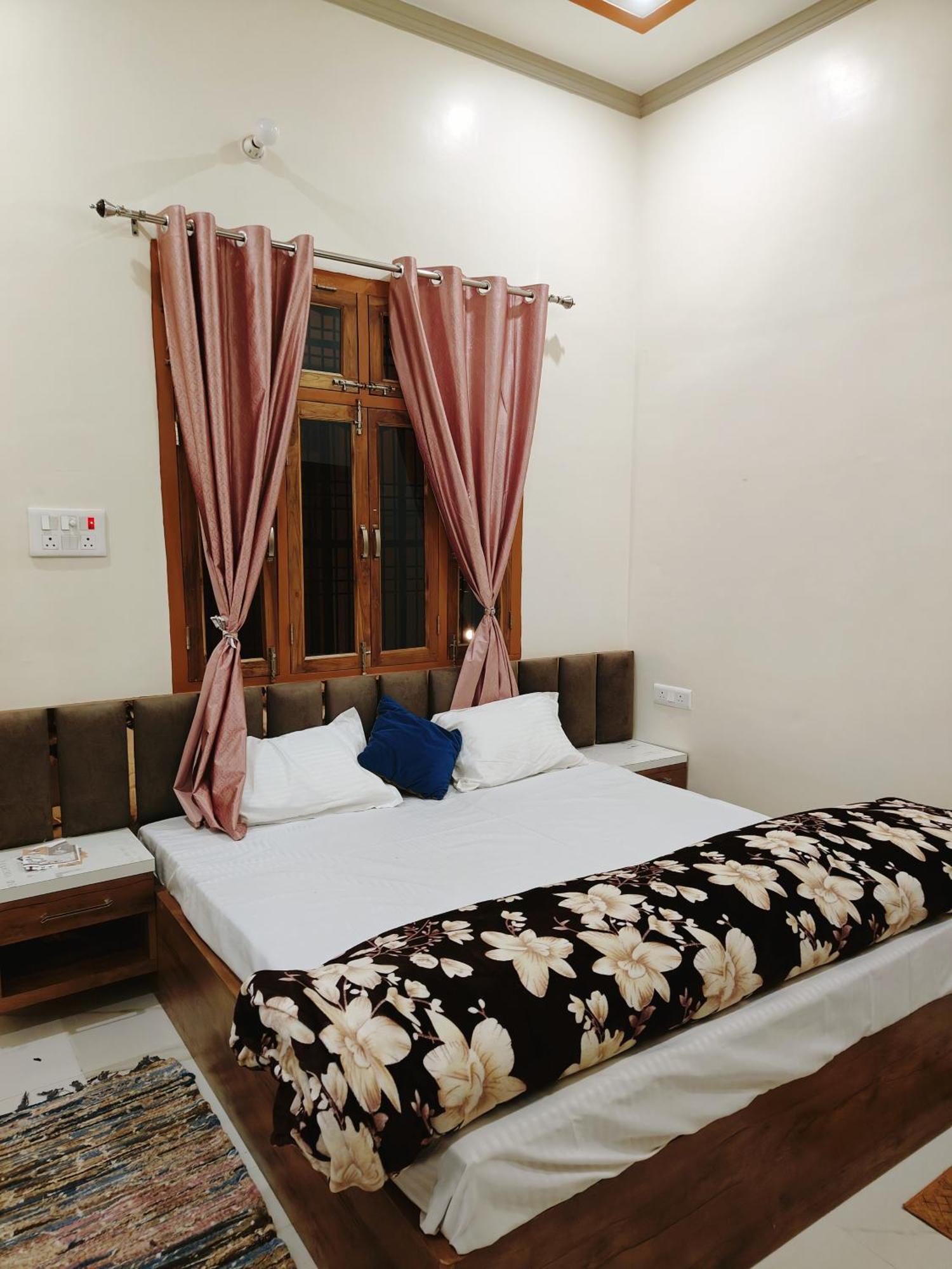 Guest house Shree Radha Palace 5 Minutes Walking Distance From Ayodhyadham Railway Station & Shree Ram Temple