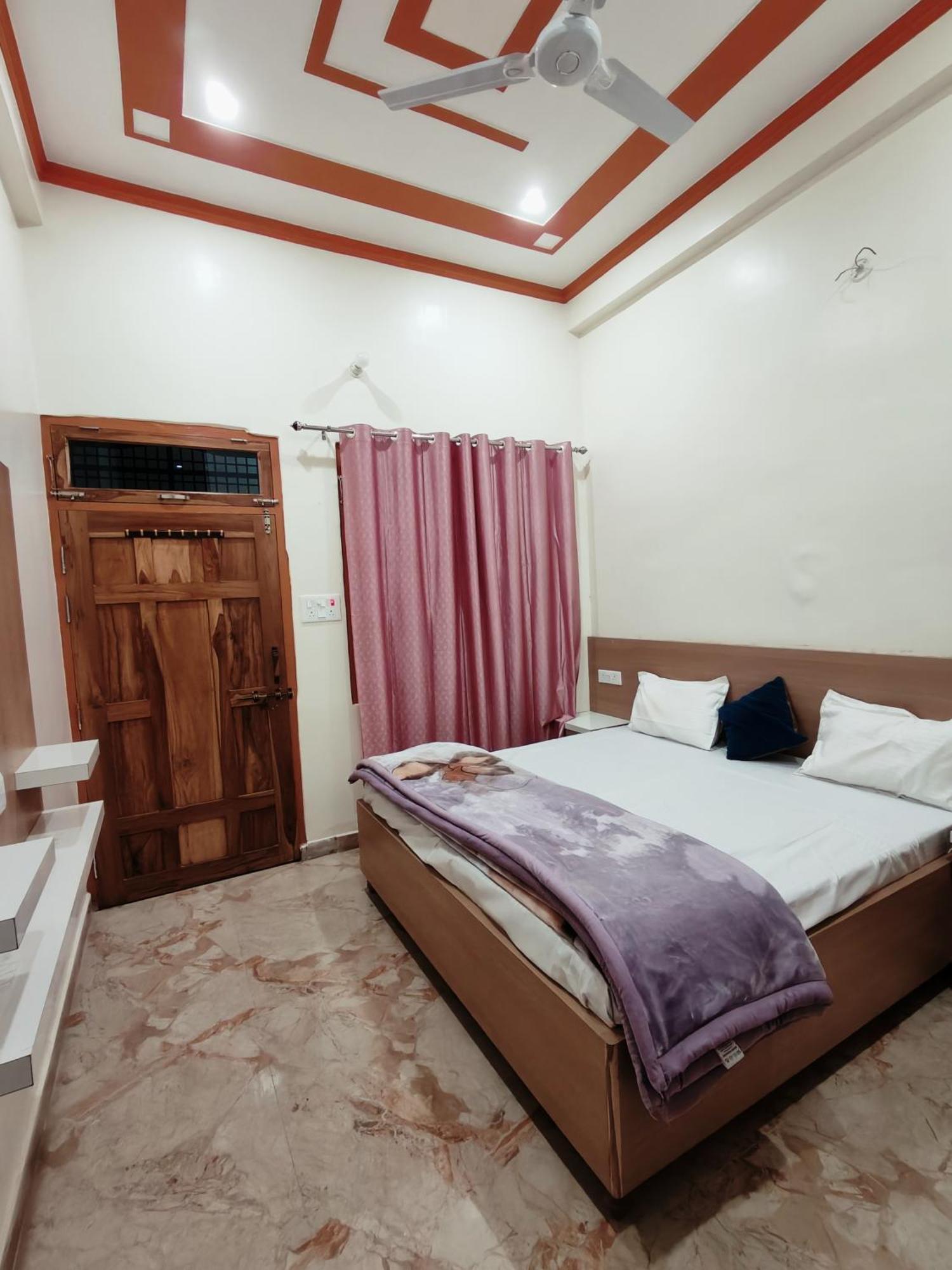 Guest house Shree Radha Palace 5 Minutes Walking Distance From Ayodhyadham Railway Station & Shree Ram Temple