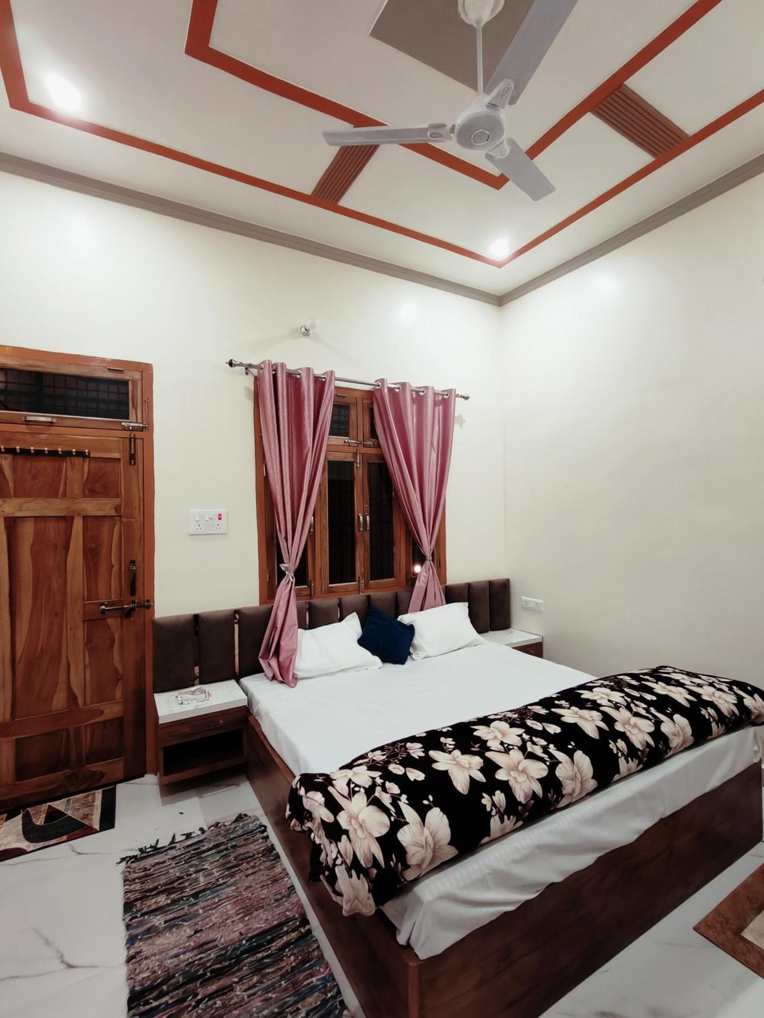 Shree Radha Palace 5 Minutes Walking Distance From Ayodhyadham Railway Station & Shree Ram Temple Guest house