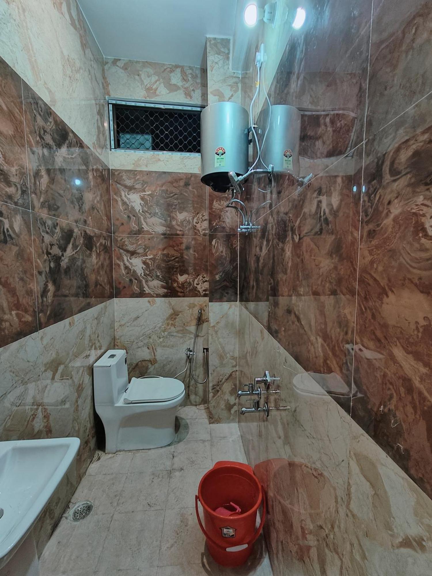 Shree Radha Palace 5 Minutes Walking Distance From Ayodhyadham Railway Station & Shree Ram Temple