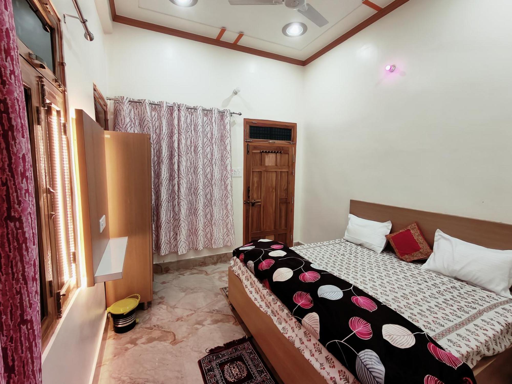 Shree Radha Palace 5 Minutes Walking Distance From Ayodhyadham Railway Station & Shree Ram Temple *