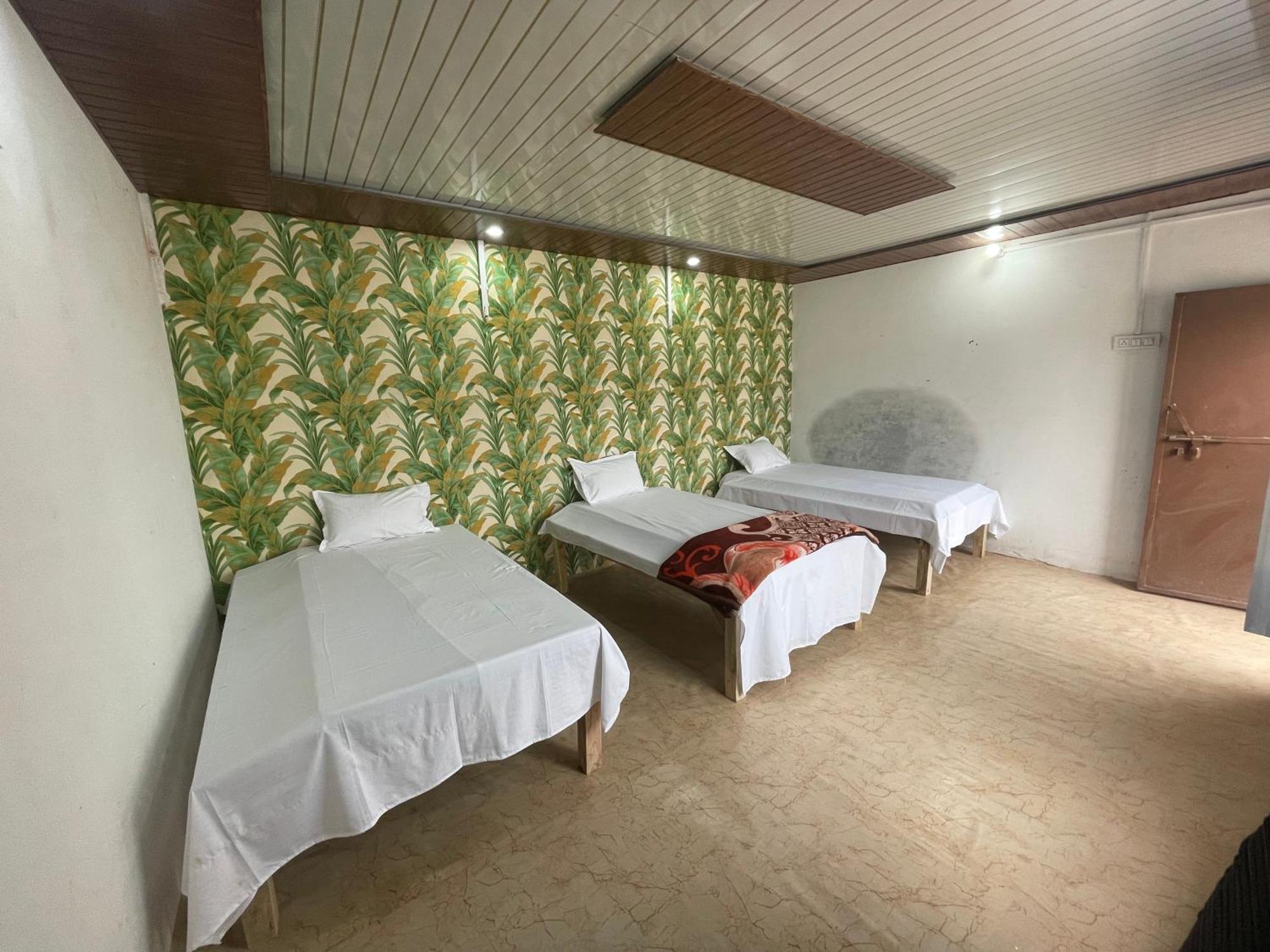 Dham Hotel *