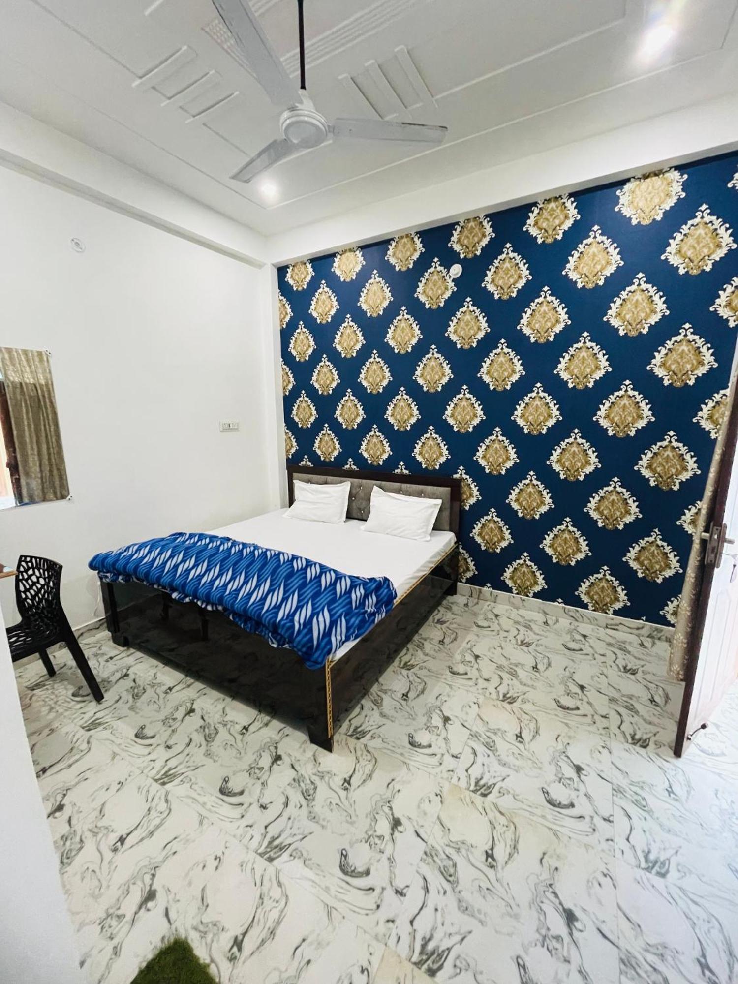 Hotel Dham *