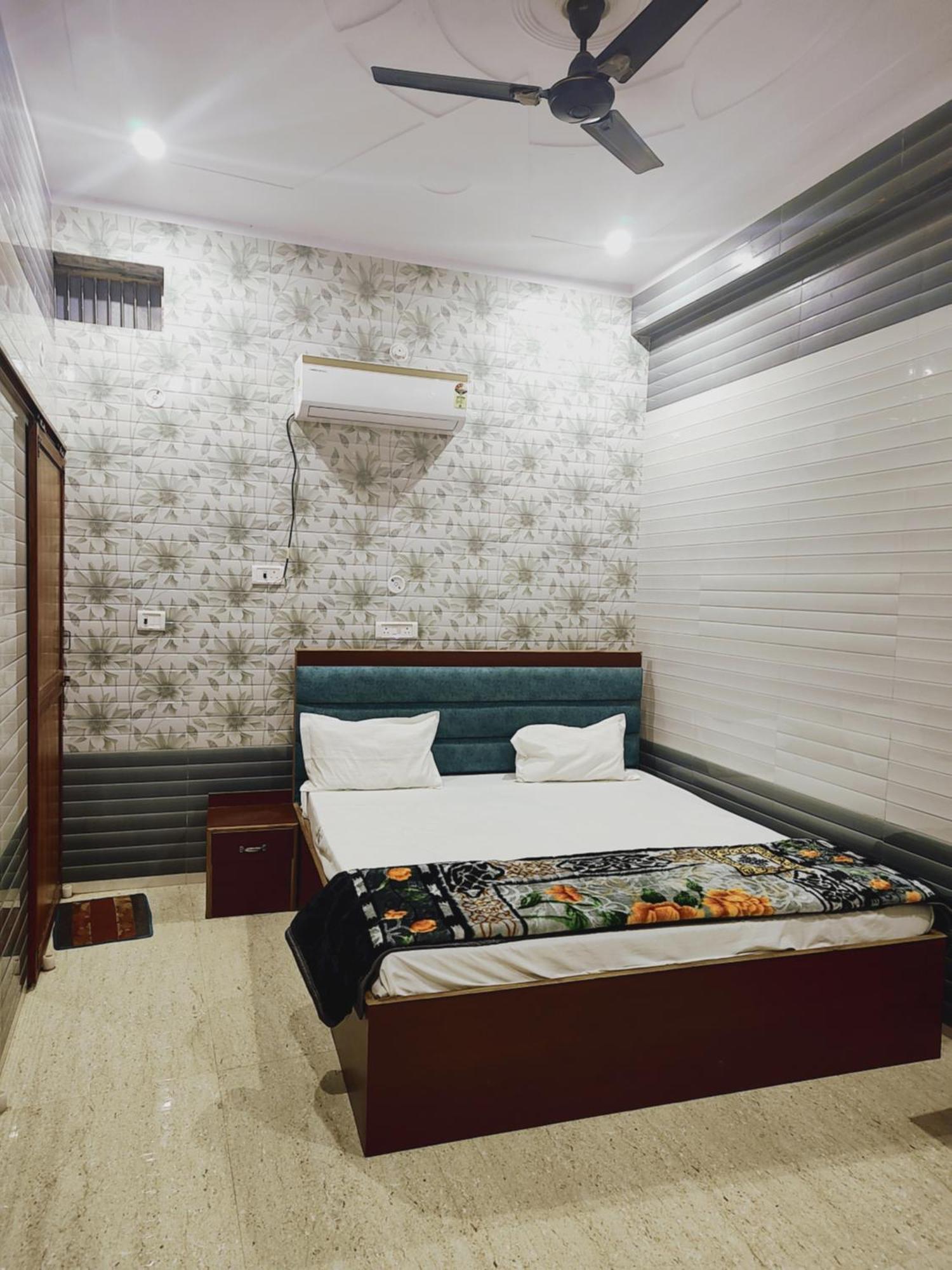 Shree Radhe Near Ram Janam Bhumi Hotel 3*