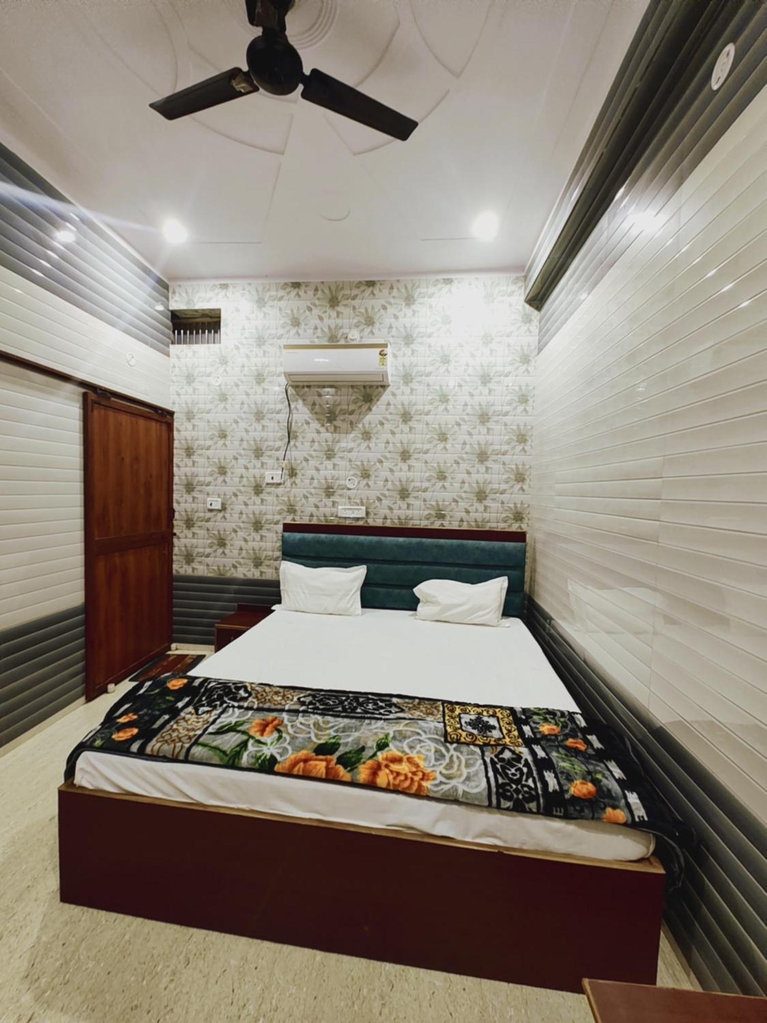 Hotel Shree Radhe Near Ram Janam Bhumi 3*