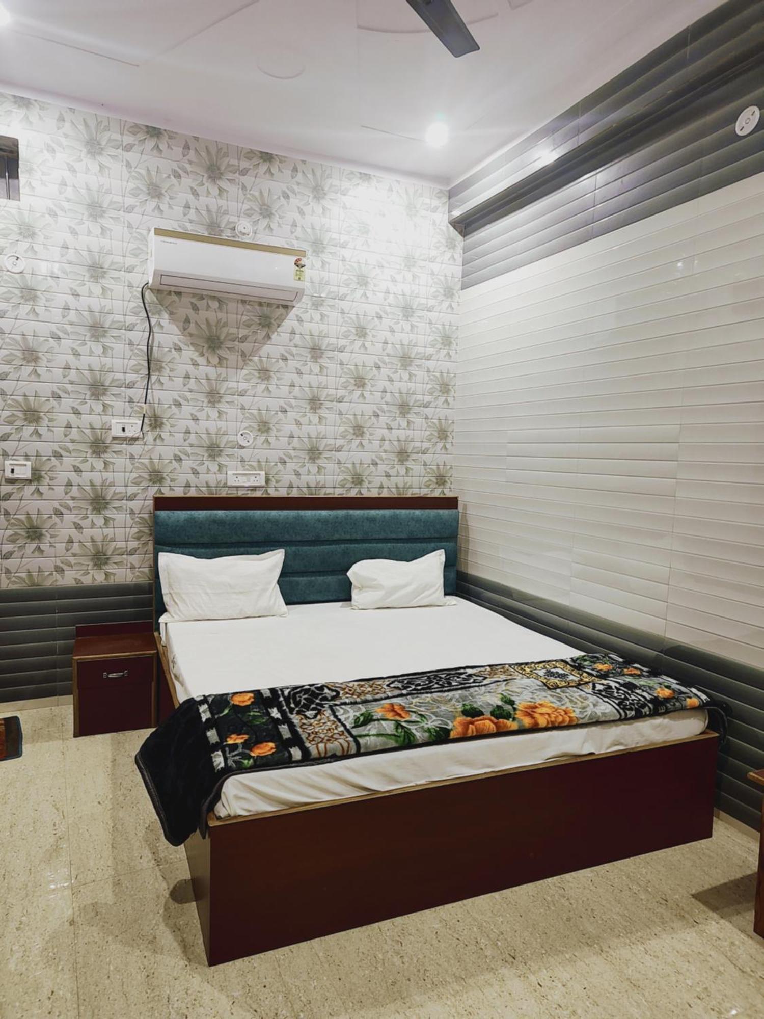 Shree Radhe Near Ram Janam Bhumi Hotel