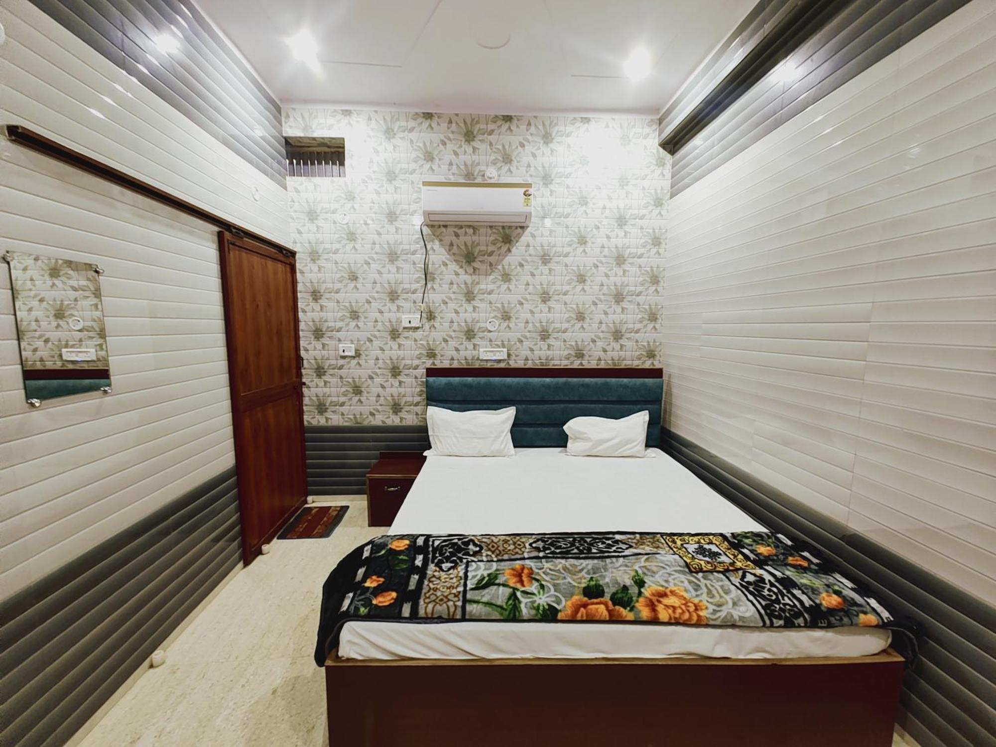 Shree Radhe Near Ram Janam Bhumi Hotel