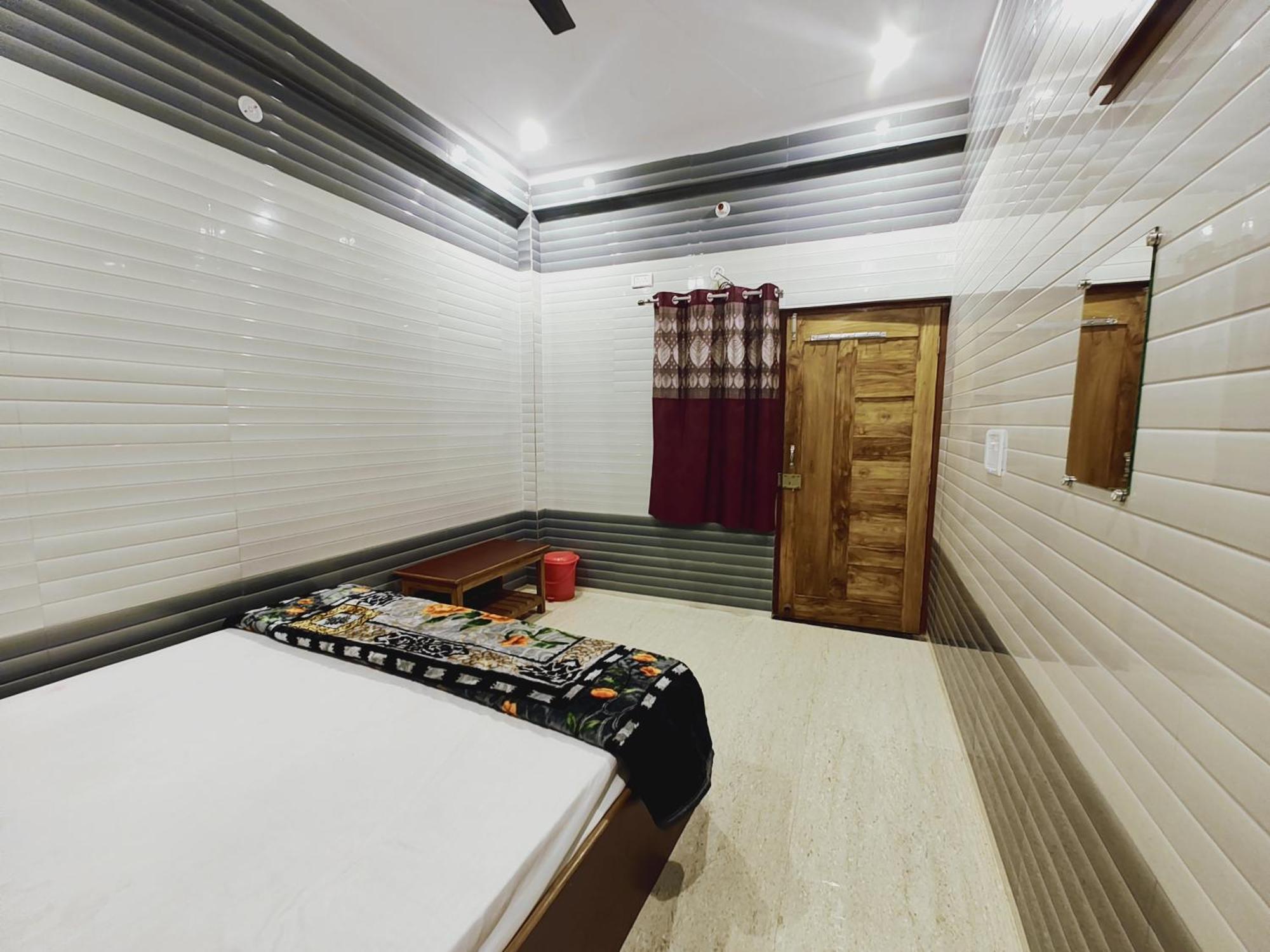 Shree Radhe Near Ram Janam Bhumi Hotel 3*