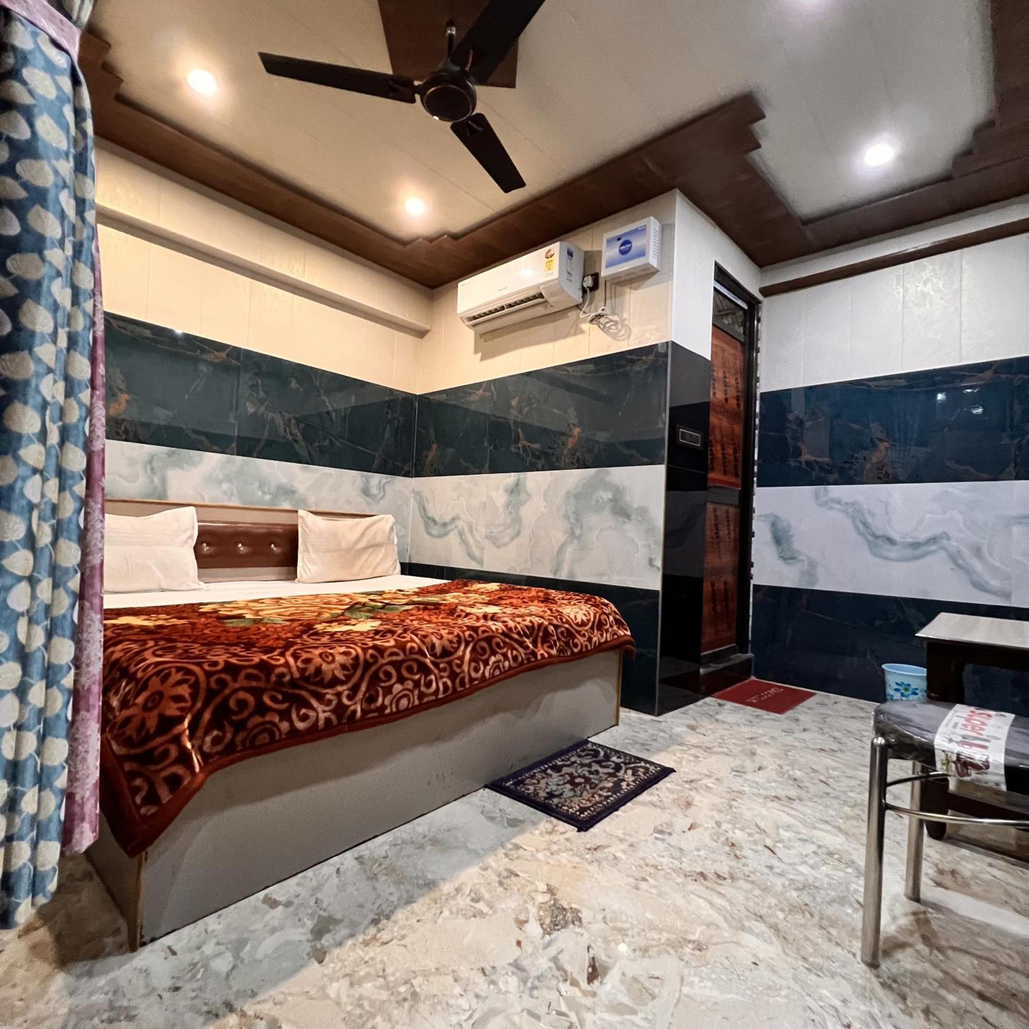 Hotel Raghunandan Near Ram Janambhumi , Parking Available 4*