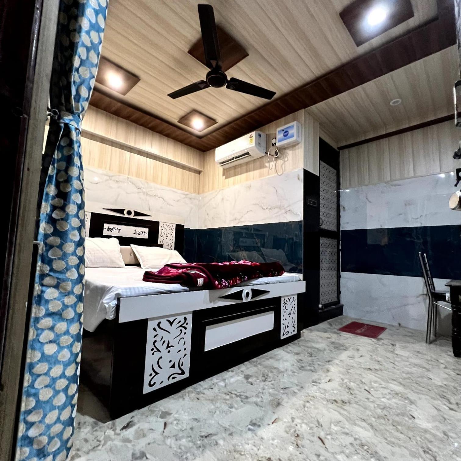 Raghunandan Near Ram Janambhumi , Parking Available Hotel 4*