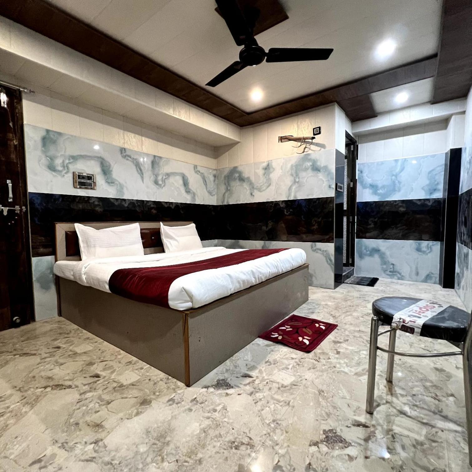 Hotel Raghunandan Near Ram Janambhumi , Parking Available 4*