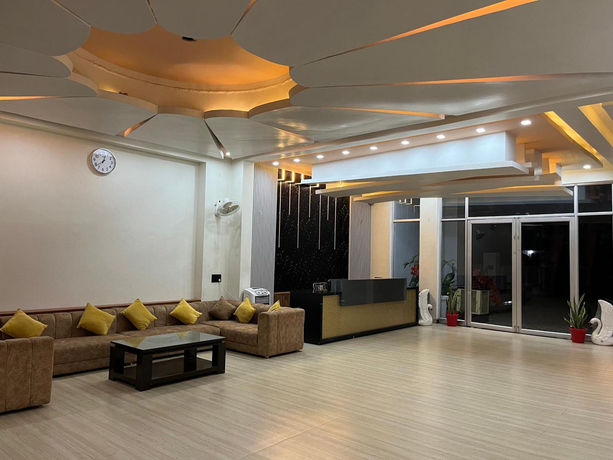 Jb Square And Lawn Hotel 3*