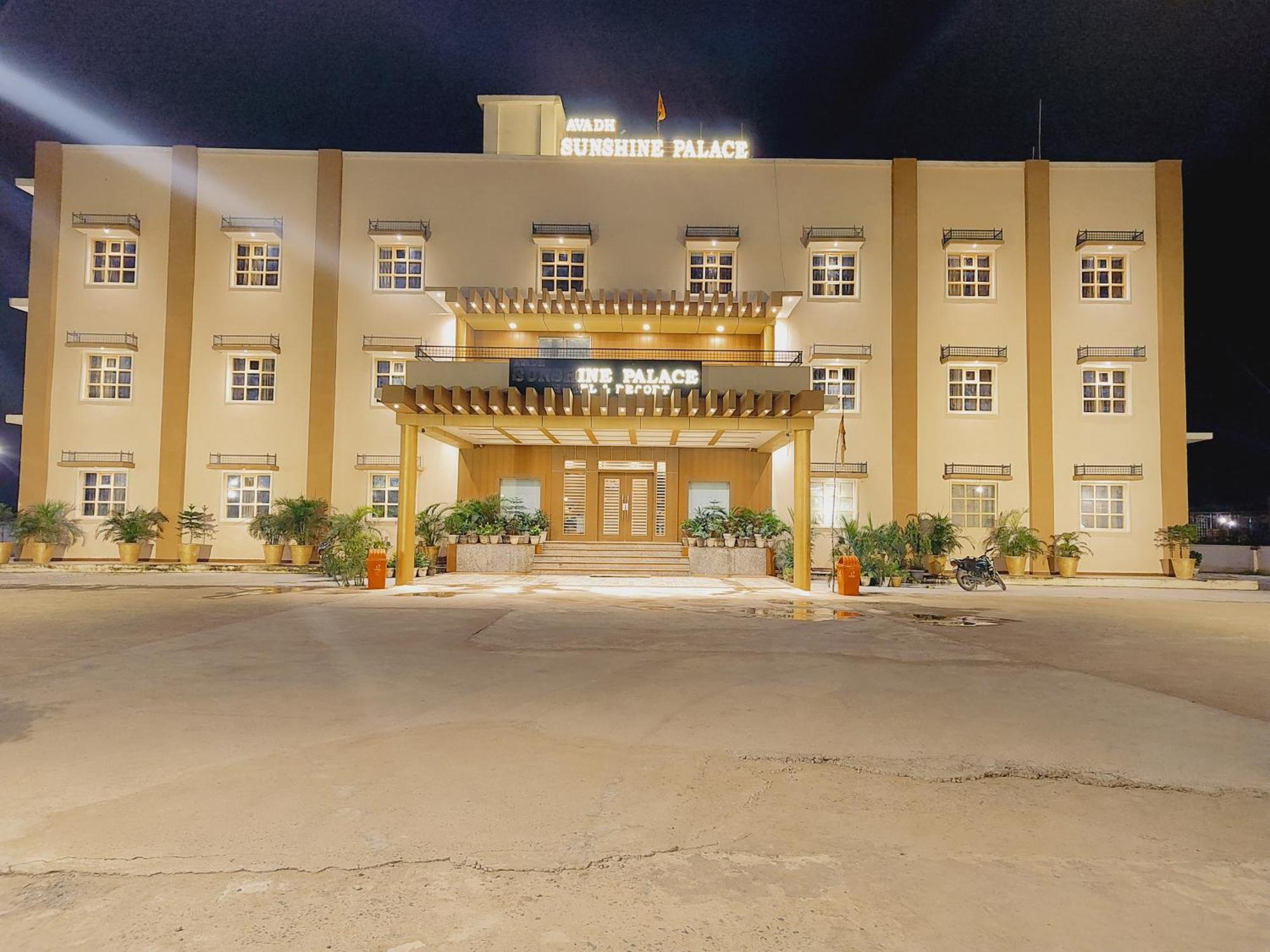 Avadh Sunshine Palace And Hotel 4*