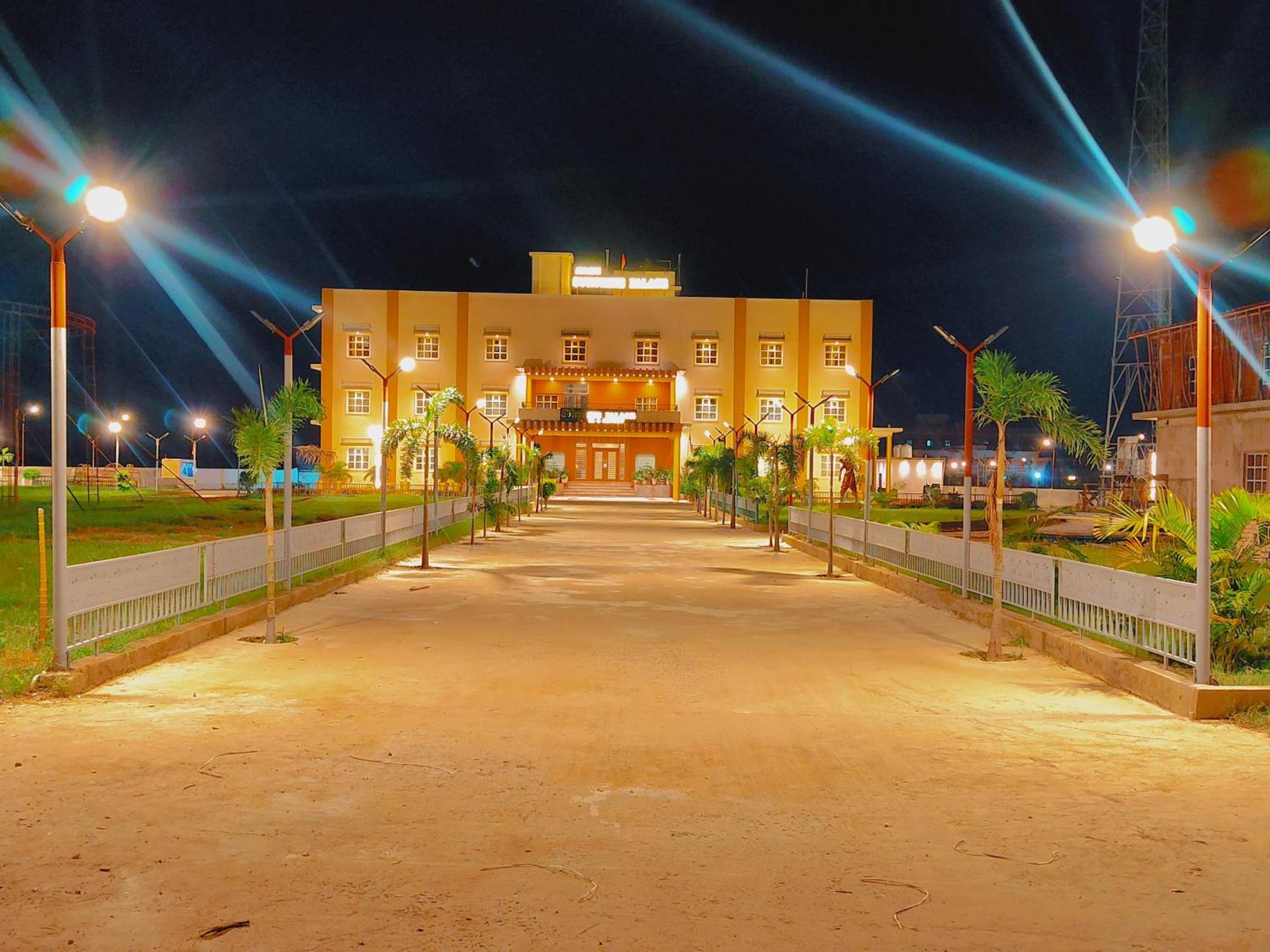 Avadh Sunshine Palace And Hotel 4*