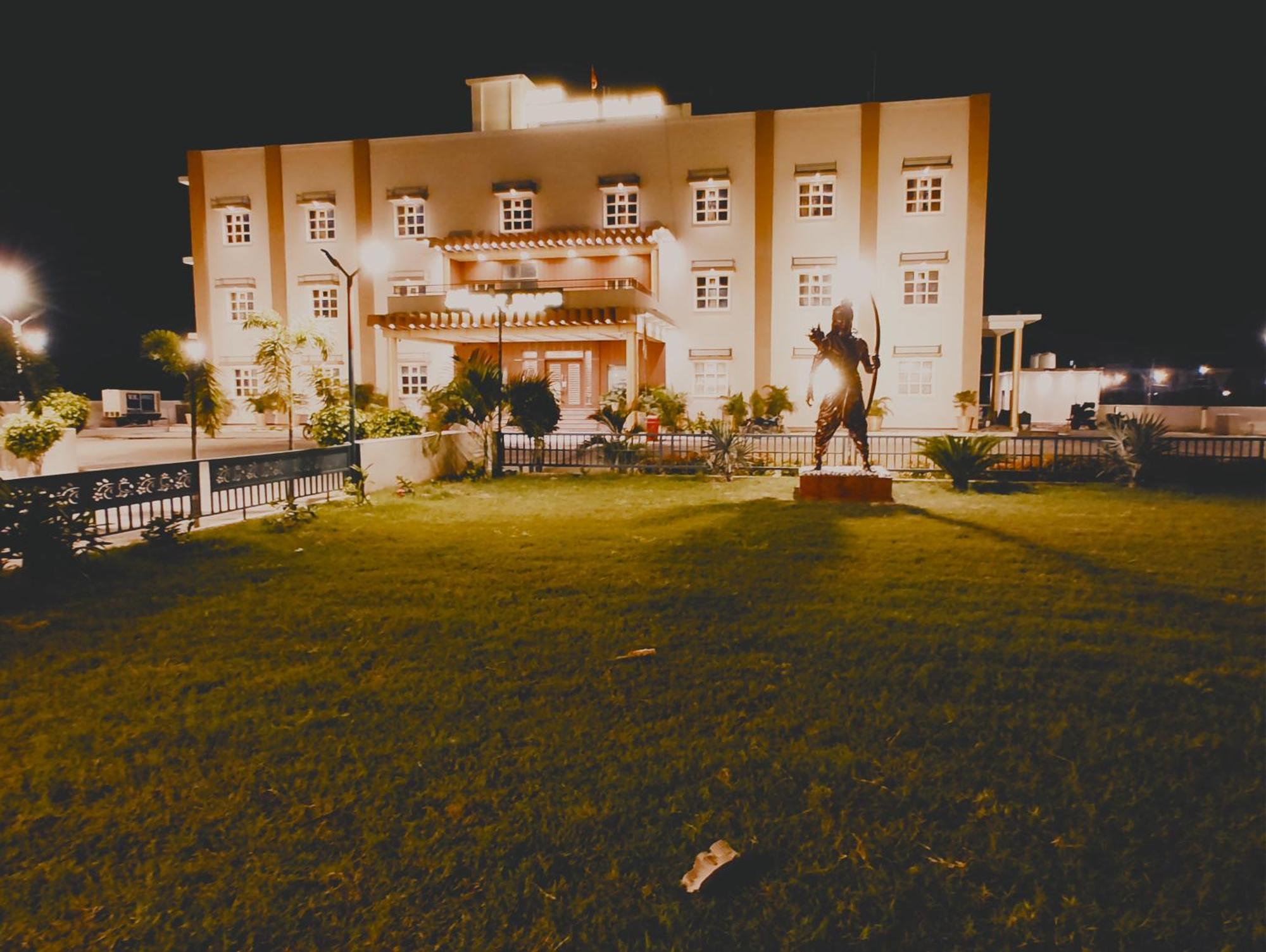 Hotel Avadh Sunshine Palace And 4*