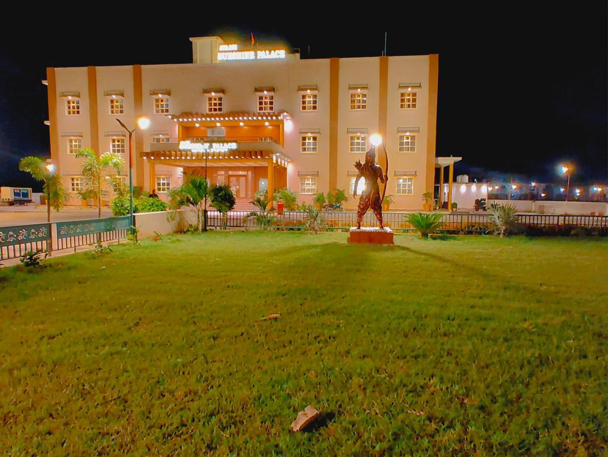Avadh Sunshine Palace And Hotel 4*