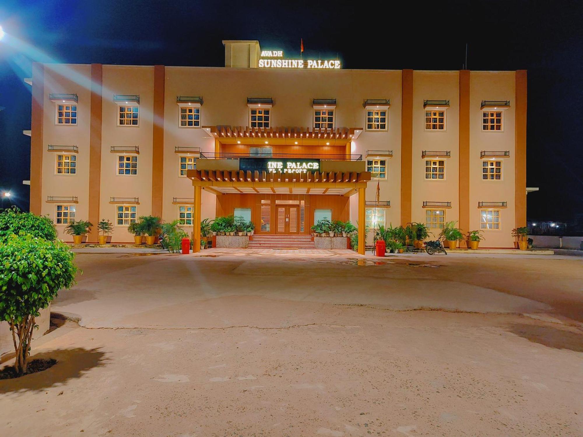 Hotel Avadh Sunshine Palace And 4*