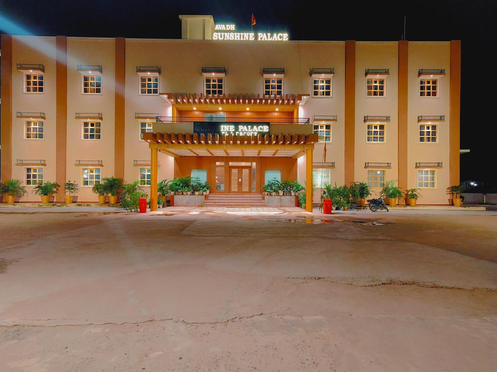 Hotel Avadh Sunshine Palace And 4*