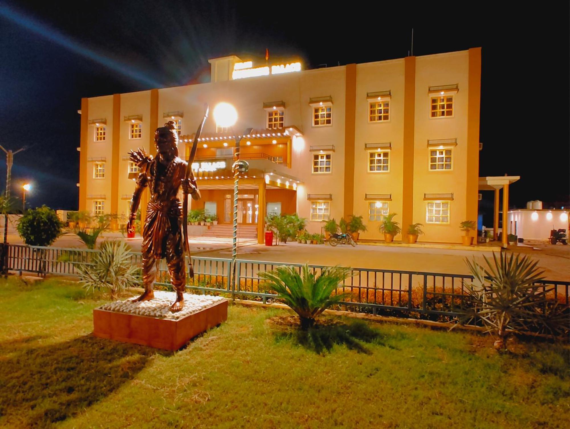 Hotel Avadh Sunshine Palace And 4*