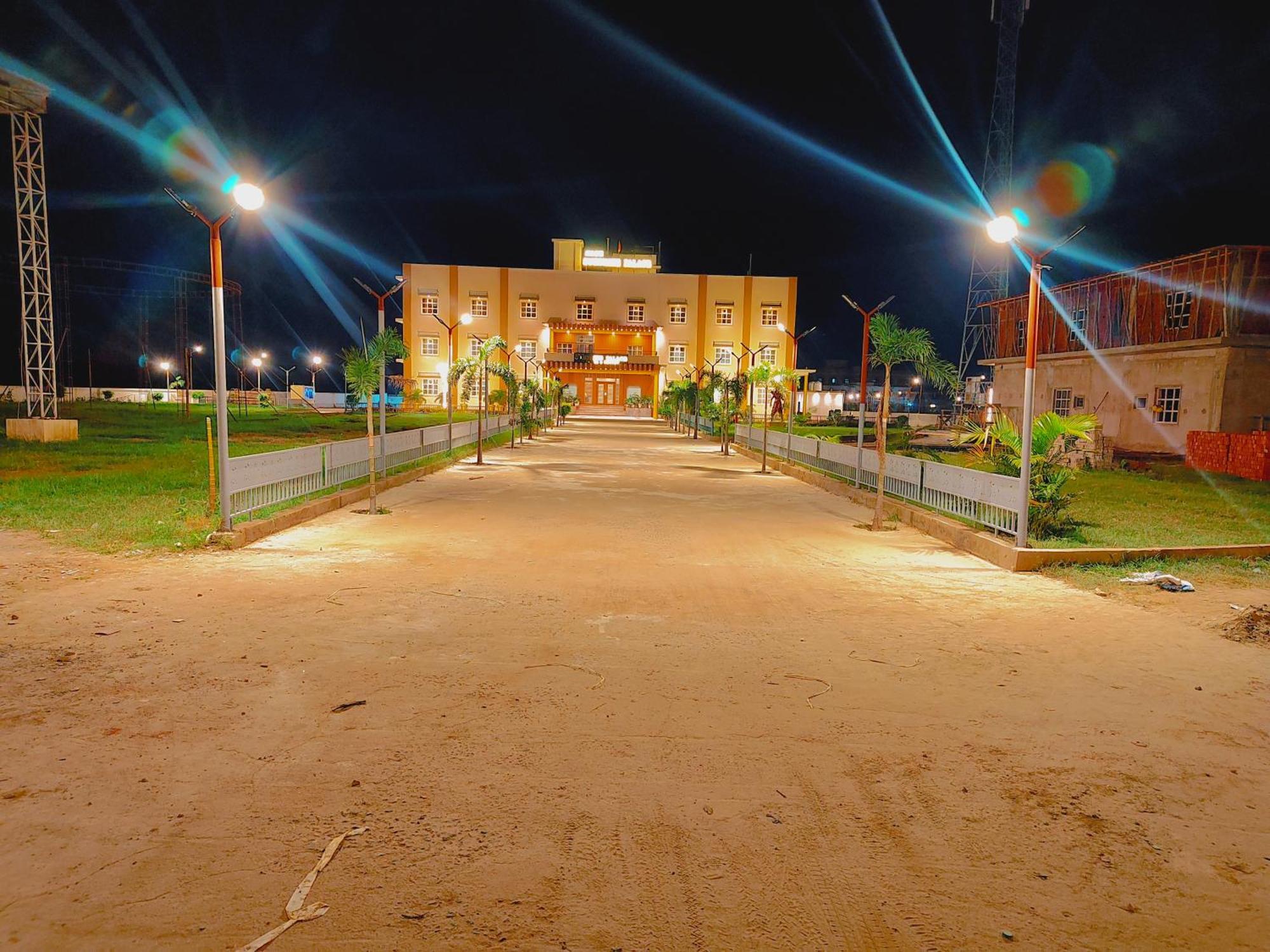 Hotel Avadh Sunshine Palace And 4*