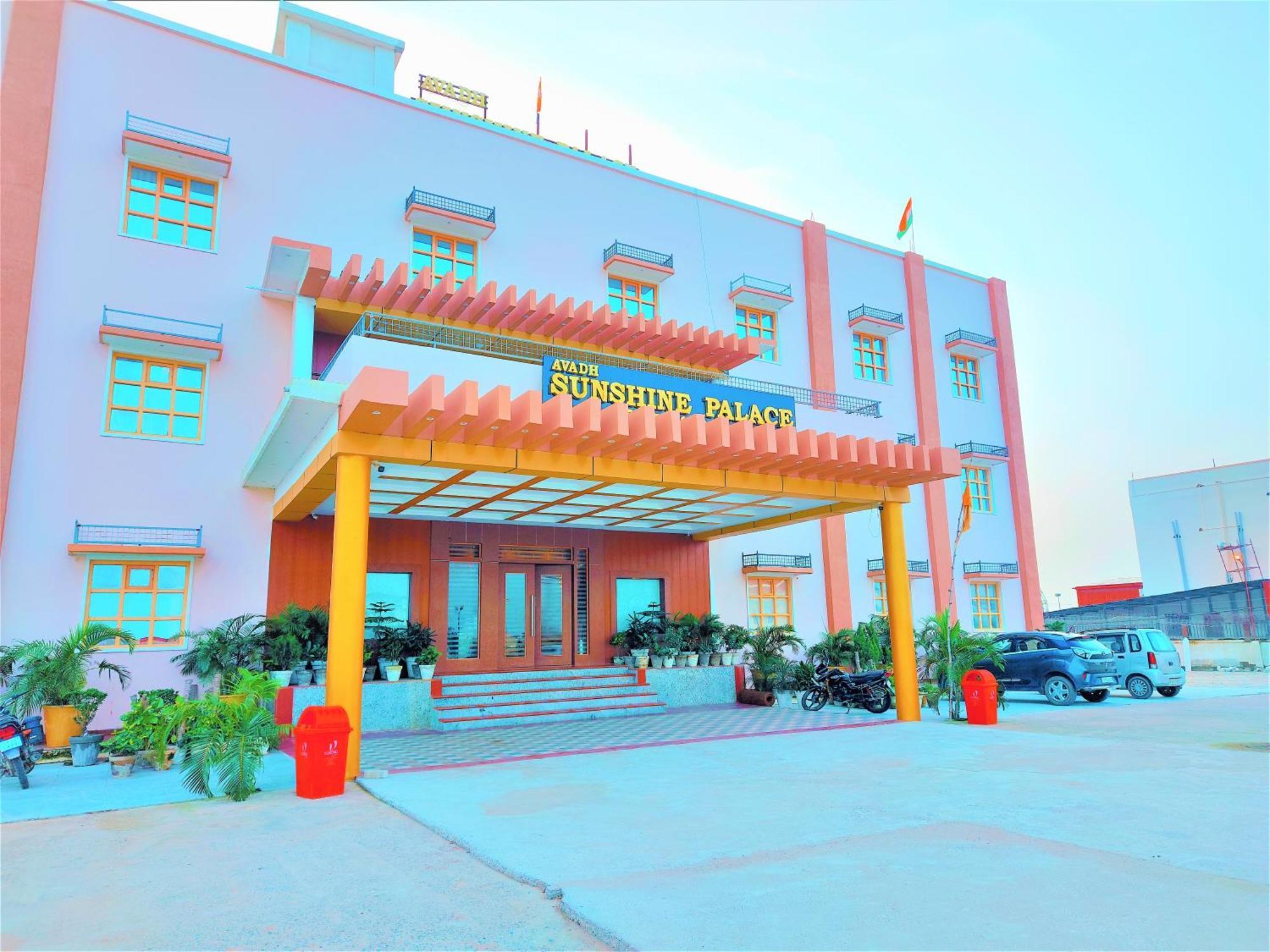 Avadh Sunshine Palace And Hotel 4*