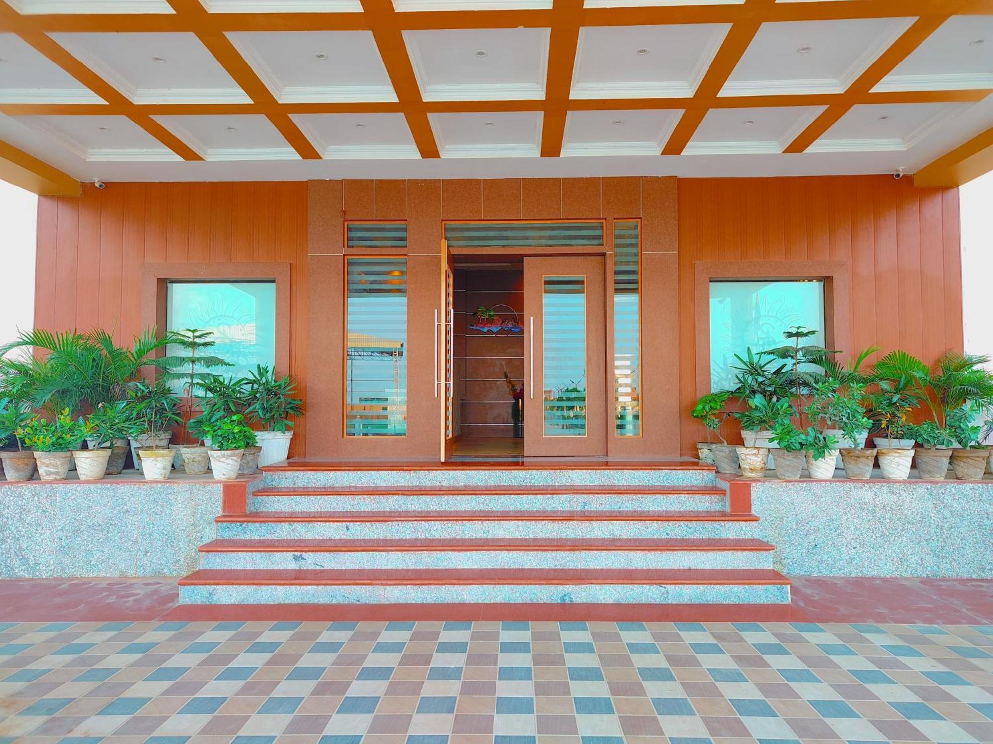 Avadh Sunshine Palace And Hotel 4*