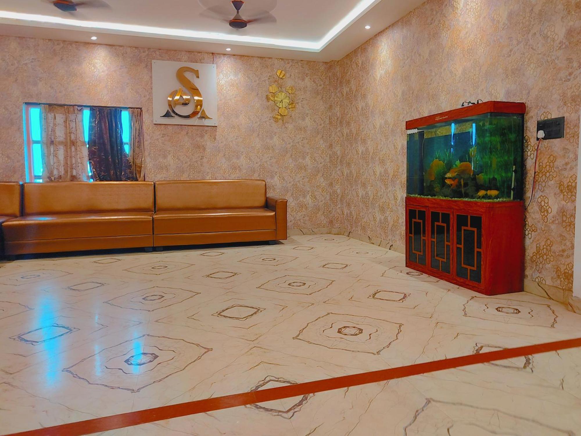 Avadh Sunshine Palace And Hotel 4*
