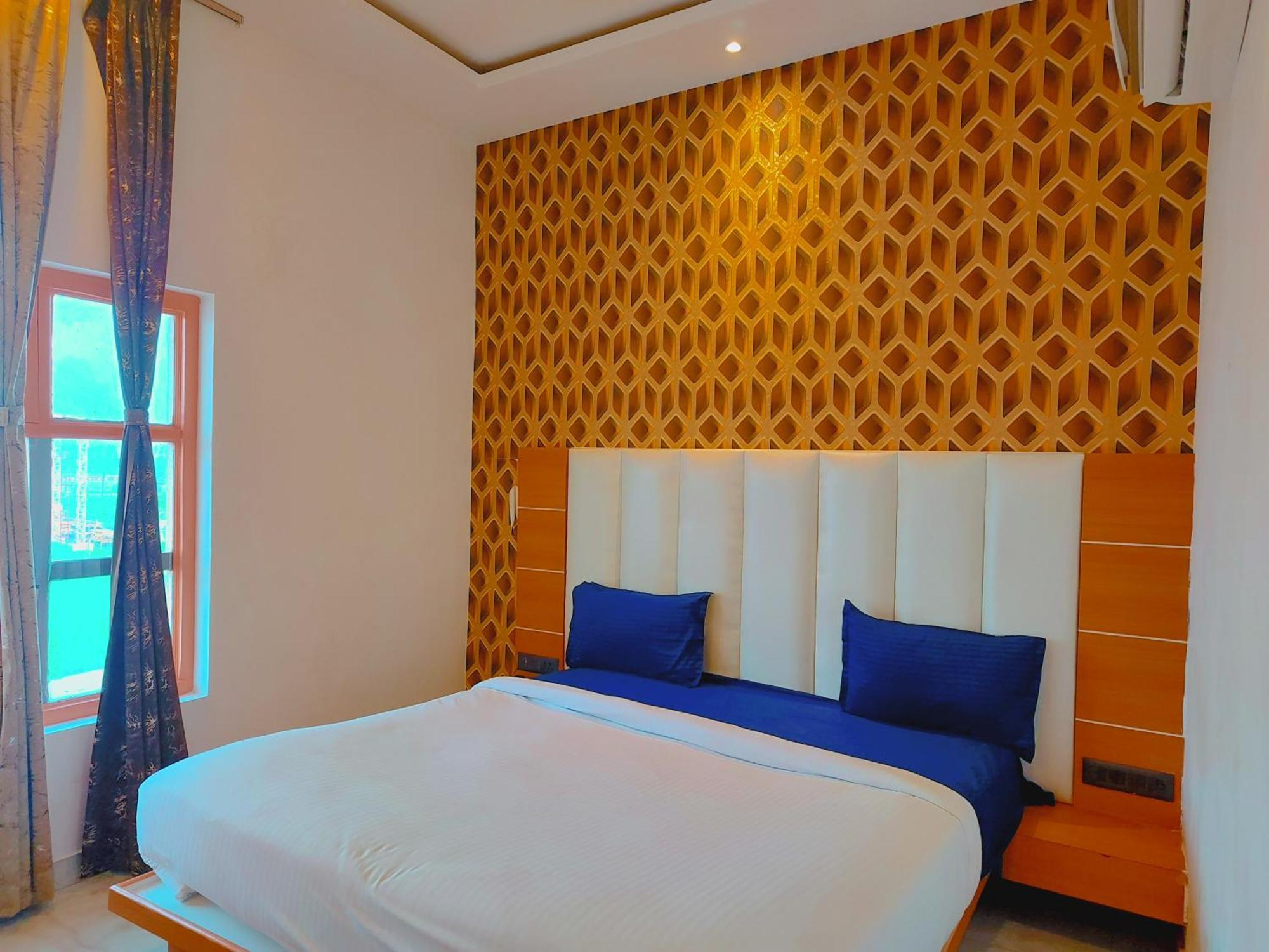 Avadh Sunshine Palace And 4*