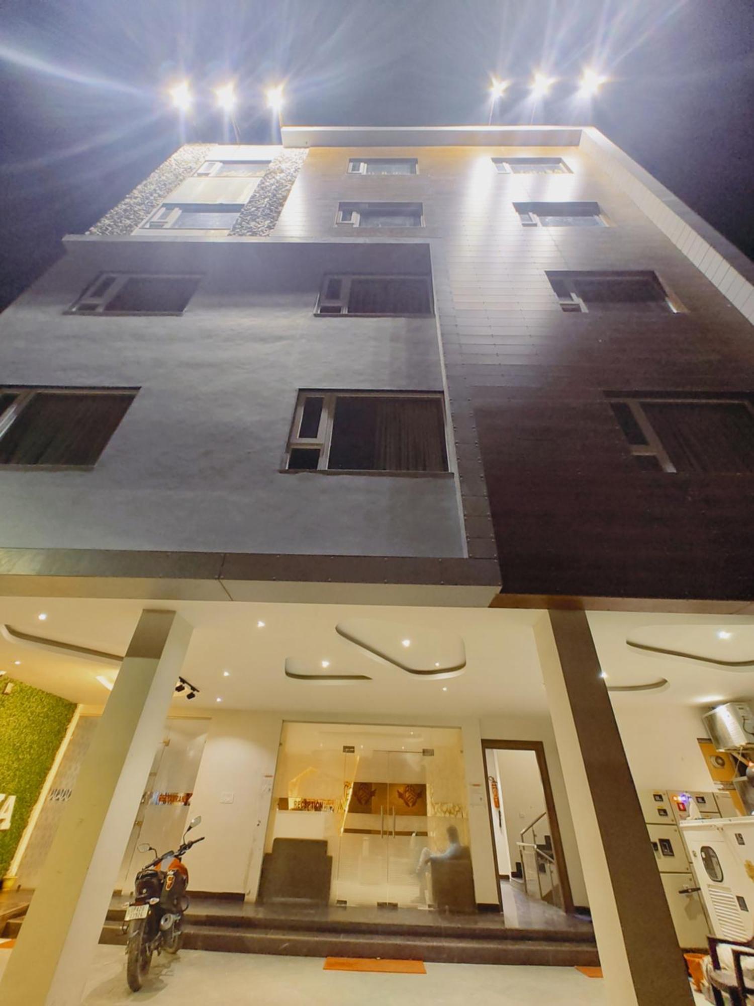 Rbs & Restaurant 5 Mint Walking Distance From Ram Janam Bhumi Hotel 4*