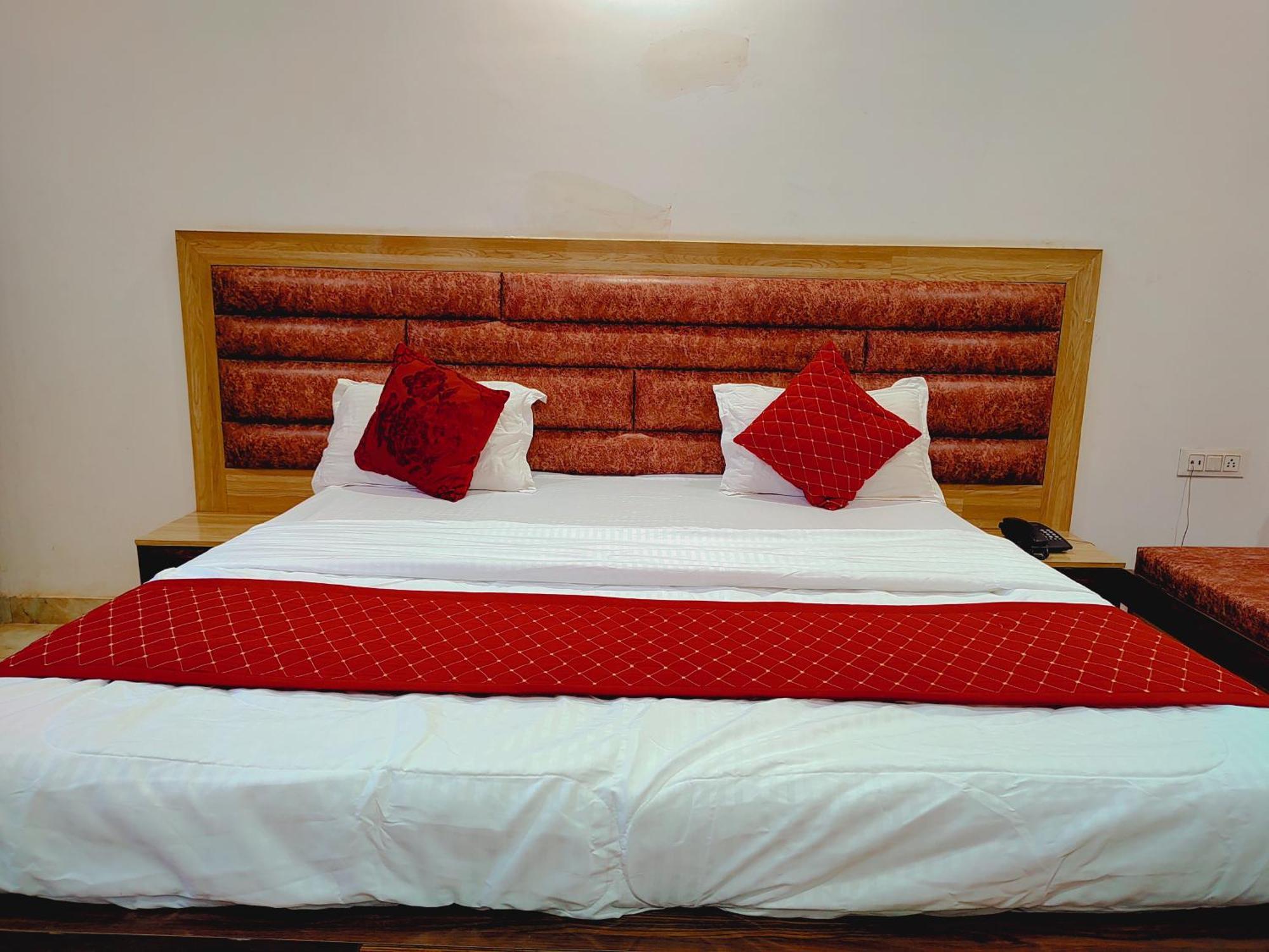 Hotel Elegance And Banquet