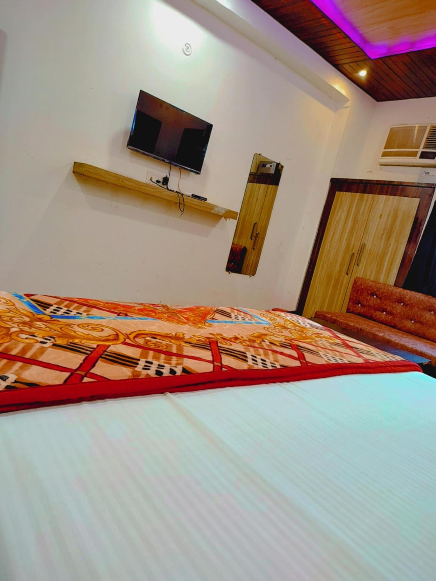 Hotel Elegance And Banquet