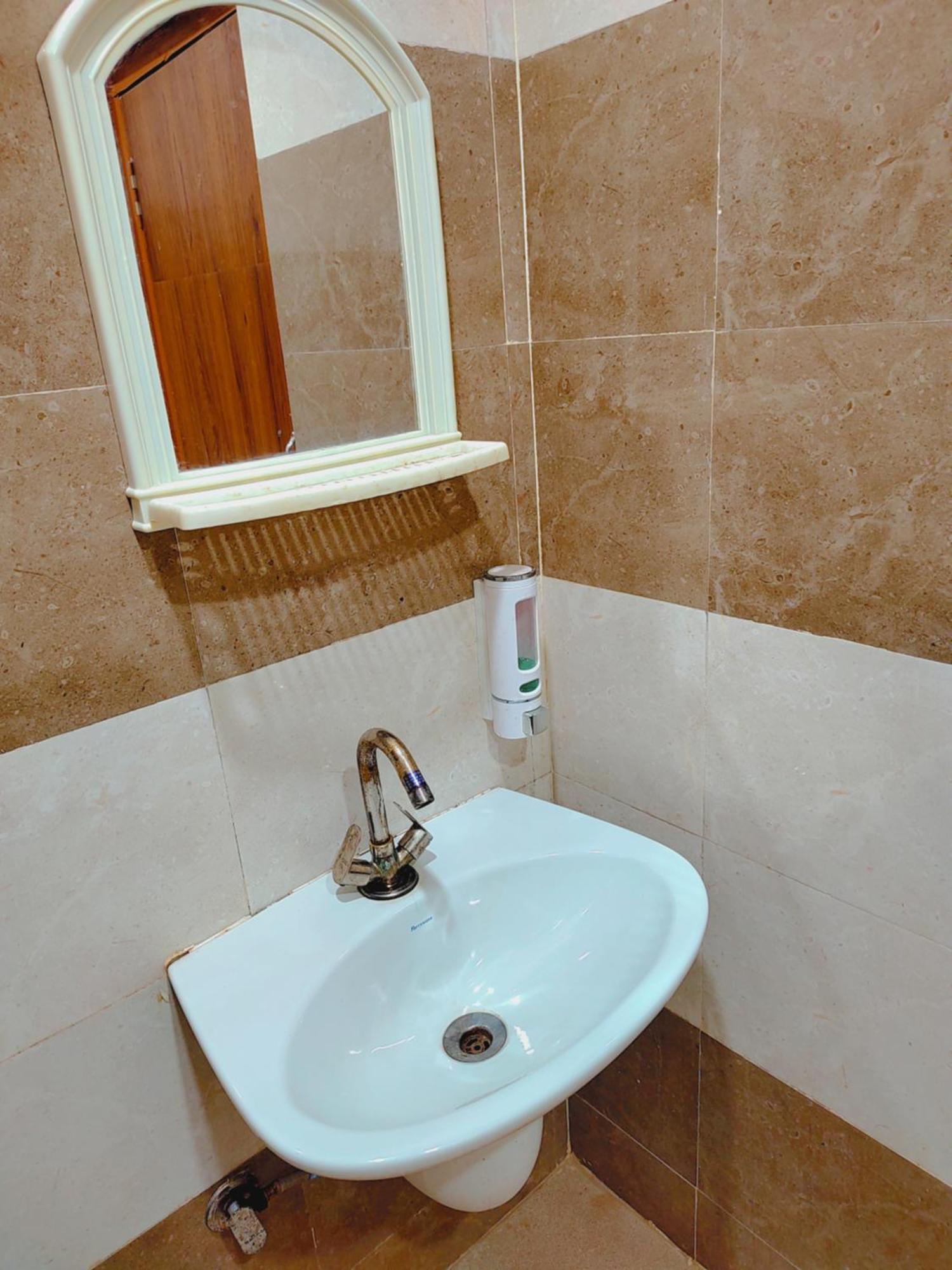 Elegance And Banquet Hotel